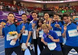 芒特进球后奔向B费，眼神启动诠释默契